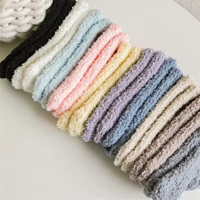 Chaussettes chaudes et douces pour bébé avec grip