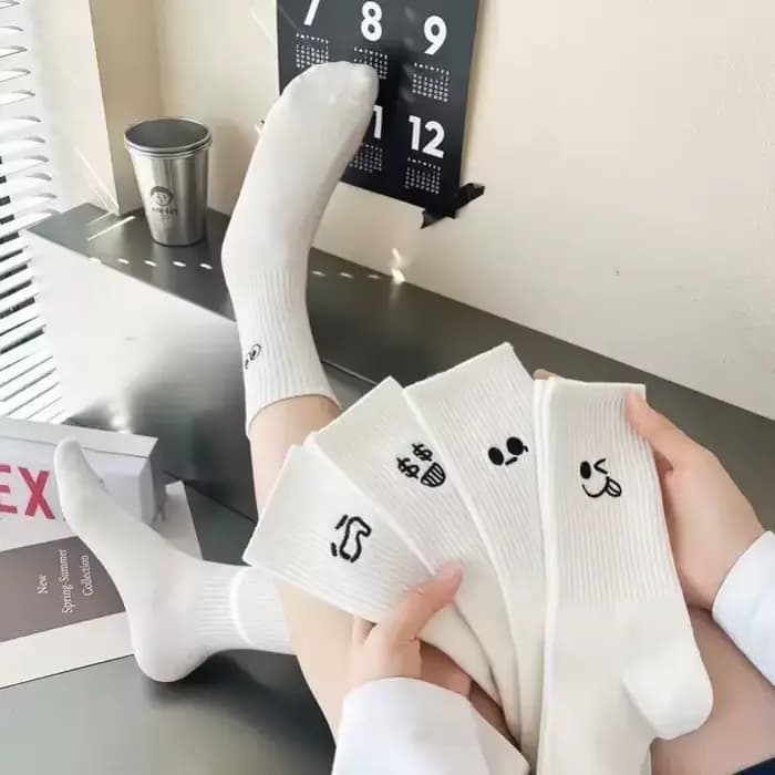 5 paires d'expressions émotionnelles mignonnes chaussettes chaudes pour femmes blanc Kawaii bas brodés