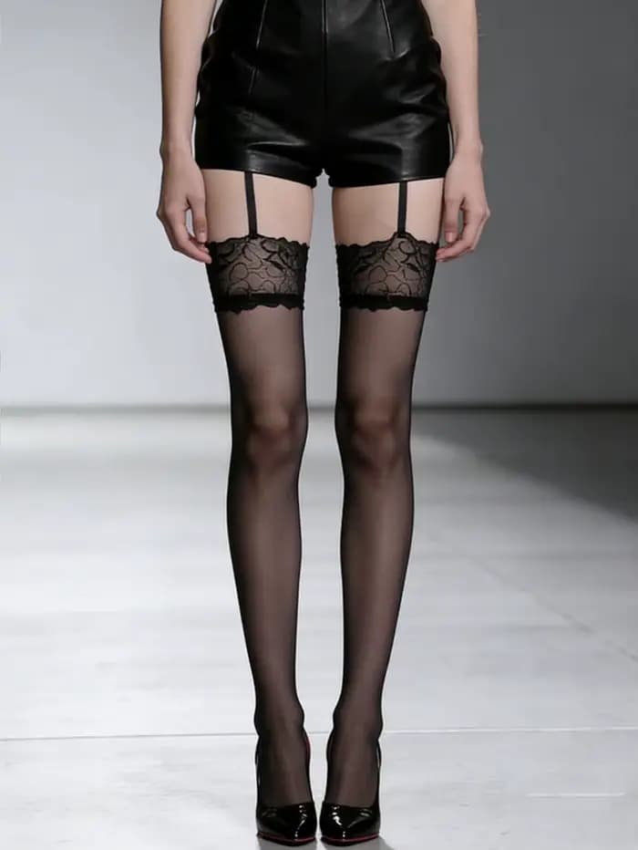 Chaussettes hautes noires transparentes pour femmes avec détails en dentelle et porte-jarretelles
