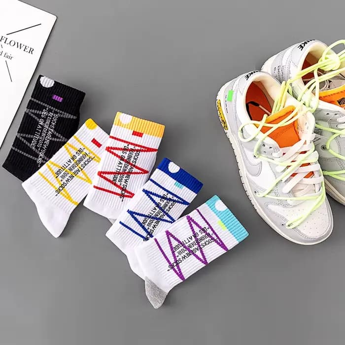 Les chaussettes de sport pour hommes et femmes conviennent au skateboard