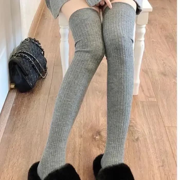 Chaussettes hautes pour femmes associées à des bottes noir blanc pur coton automne et hiver