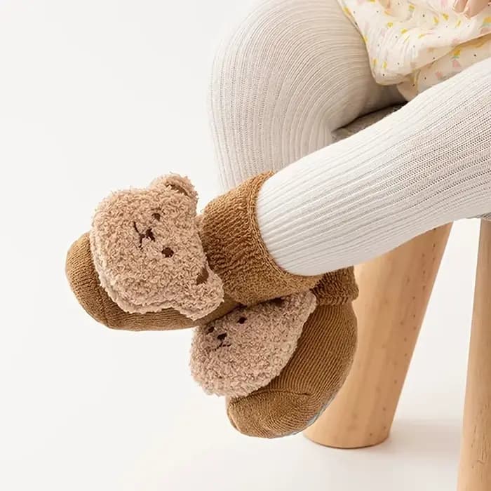 Chaussettes en coton épais pour bébé, chaudes et confortables, ours de dessin animé mignon, chaussettes de sol antidérapantes pour nourrissons filles et garçons