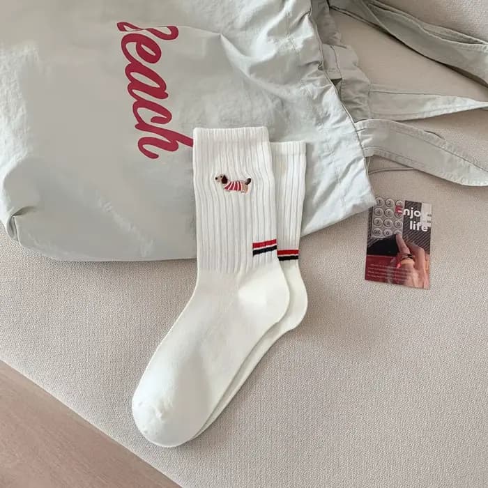 Chaussettes mi-tube brodées de chien saucisse pour femmes