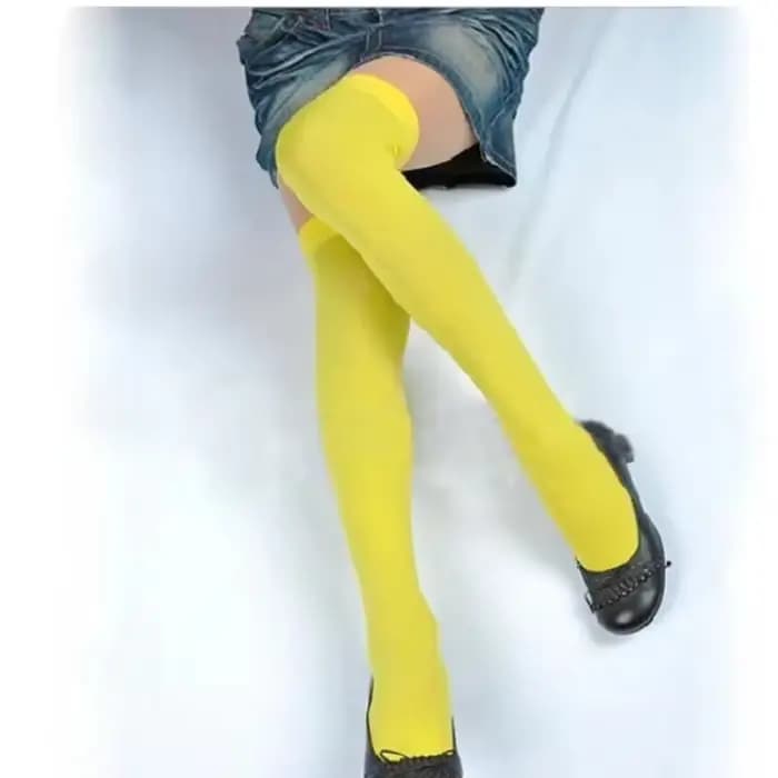 Chaussettes longues noires et blanches pour femmes