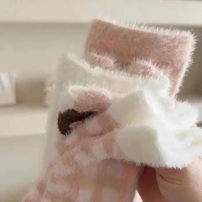 Chaussettes japonaises mignonnes pour femmes, chaussettes d'hiver épaisses et chaudes en peluche, imprimé fraise coréenne, en molleton de corail, pour dormir au sol