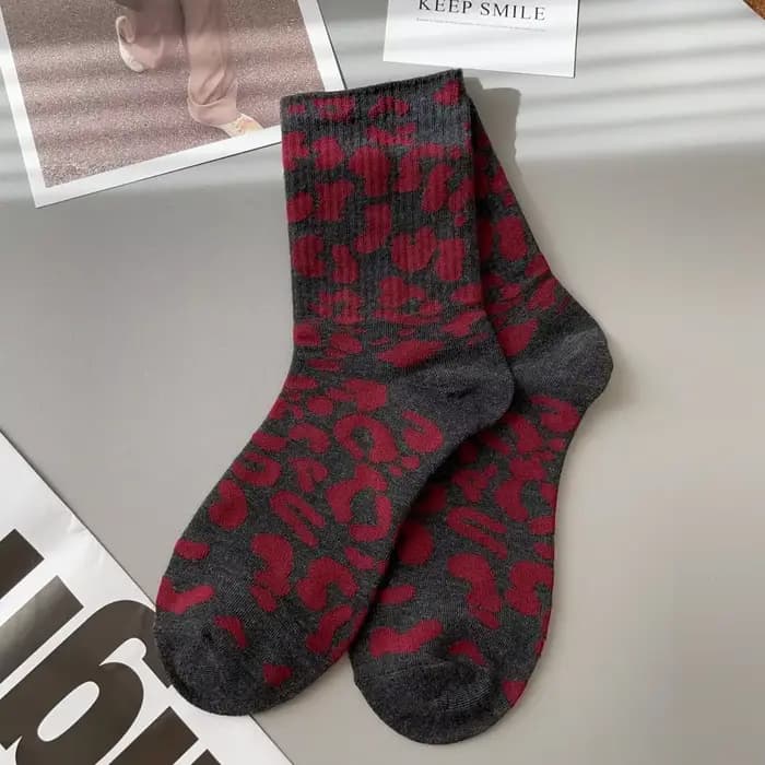 1 paire de chaussettes colorées à imprimé léopard