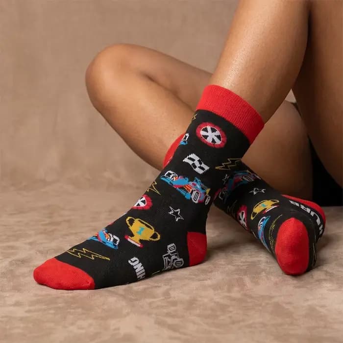 1 paire de chaussettes unisexes avec base noire et motifs de voitures de course et de trophées colorés, talon et bout contrastés rouges, en polyester, respirantes, chaussettes amusantes mi-mollet adap