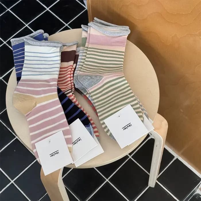 Les chaussettes pour femmes avec des rayures de printemps et d'automne sont polyvalentes