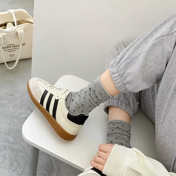 Chaussettes fines vintage crème à bords bouclés pour femmes