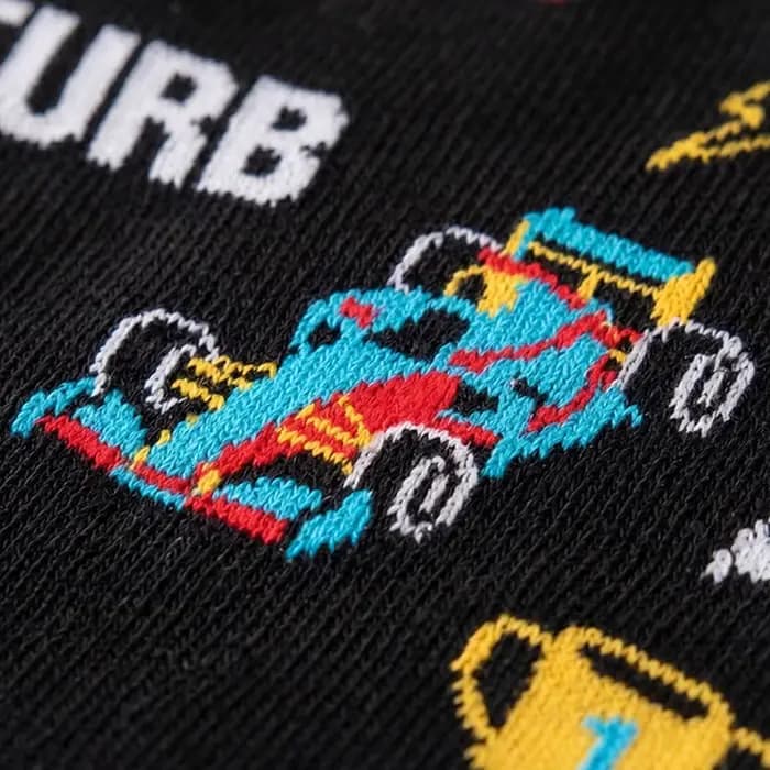 1 paire de chaussettes unisexes avec base noire et motifs de voitures de course et de trophées colorés, talon et bout contrastés rouges, en polyester, respirantes, chaussettes amusantes mi-mollet adap