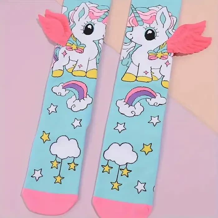 Une paire de chaussettes licorne avec ailes roses pour les dessins animés pour enfants