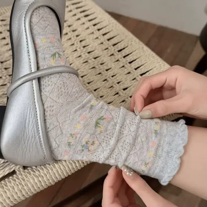 Chaussettes pour femmes, nouvelle mode, chaussettes longues en coton fin à fleurs mignonnes, chaussettes respirantes en maille pour le printemps et l'été, style coréen, chaussettes mi-hautes pour femm