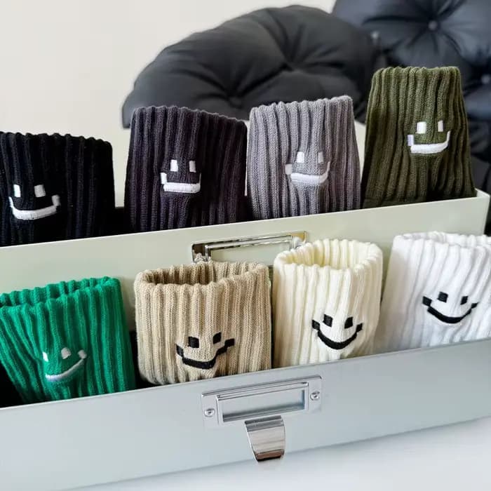 Chaussettes hommes et femmes souriant dessin animé