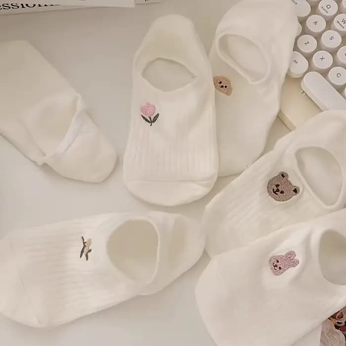 Chaussettes bateau blanches tendance pour femmes, chaussettes invisibles à coupe basse, chaussettes discrètes, style mignon, motifs de dessins animés adorables, chaussettes pour étudiantes