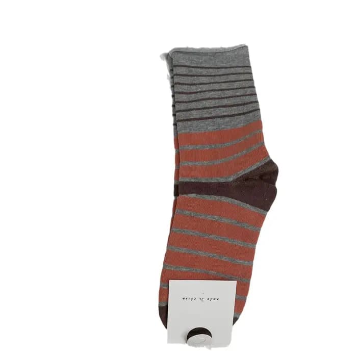 Les chaussettes pour femmes avec des rayures de printemps et d'automne sont polyvalentes