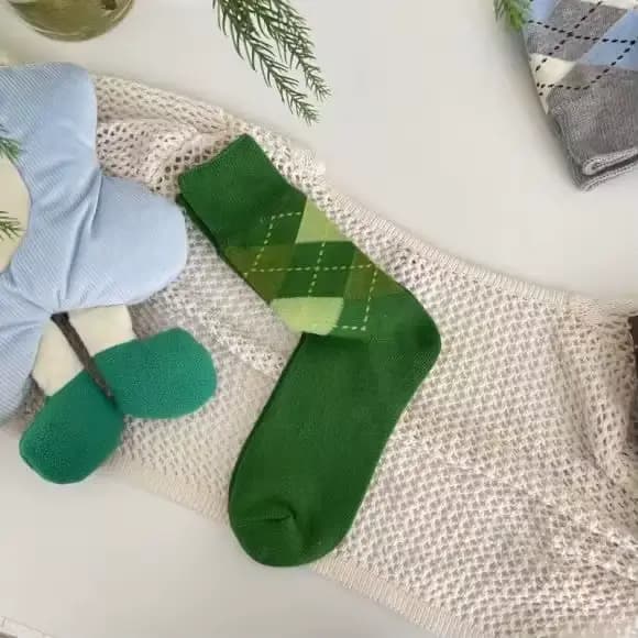 Chaussettes mi-tube à carreaux diamantés pour femmes