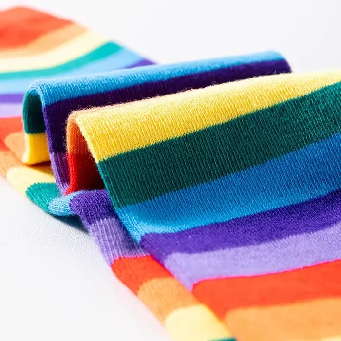 Chaussettes longues rouges à rayures colorées pour femmes