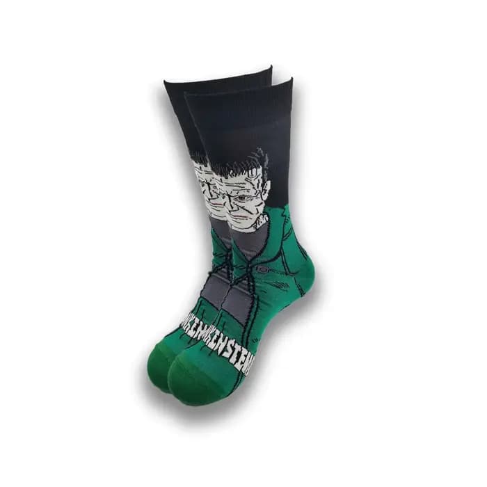 Production avancée de chaussettes pour hommes avec des motifs mignons nouvellement conçus.