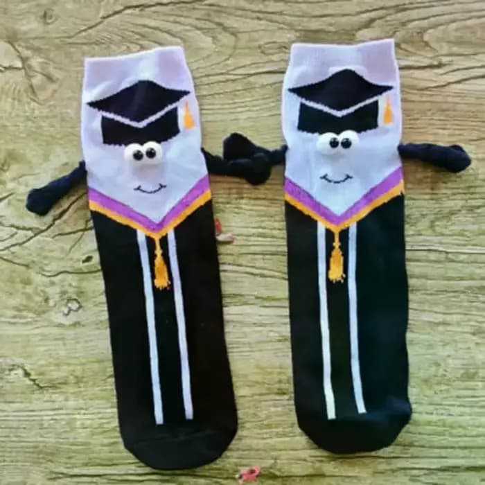 Une paire de chaussettes d'extérieur unisexes avec imprimé saison de remise des diplômes