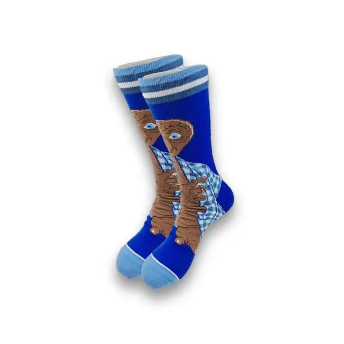 Production avancée de chaussettes pour hommes avec des motifs mignons de conception nouvelle.