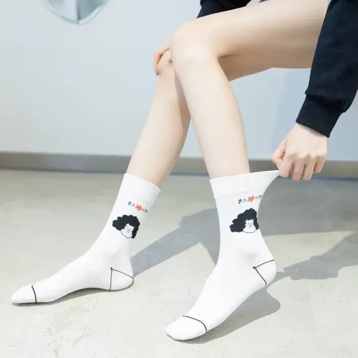 Chaussettes noires et blanches pour femmes, marque Ins Tide, chaussettes japonaises mignonnes avec Illustration de dessin animé, tête humaine, chaussettes de Skateboard