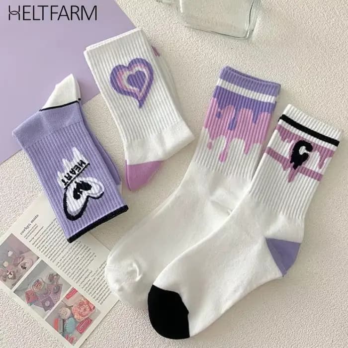 Chaussettes en coton à imprimé cœur violet pour femmes, chaussettes à tube moyen, chaussettes hip hop américaines, vêtements de rue, chaussettes de skateboard, chaussettes de sport pour filles