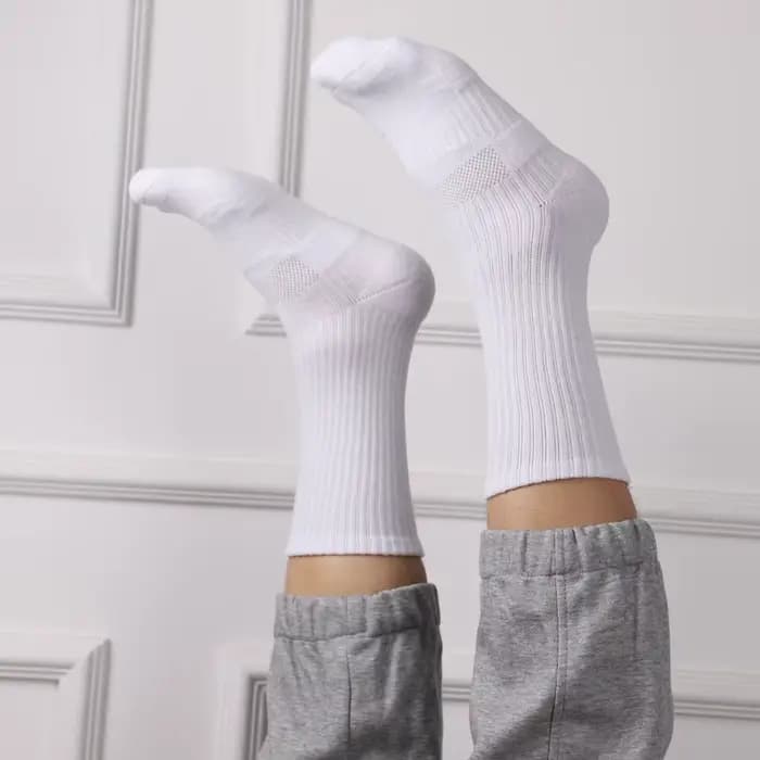 Les chaussettes épaisses pour hommes sont un fond polyvalent de la serviette d'étudiant est un tube en coton de couleur unie mi-long pour l'automne et l'hiver