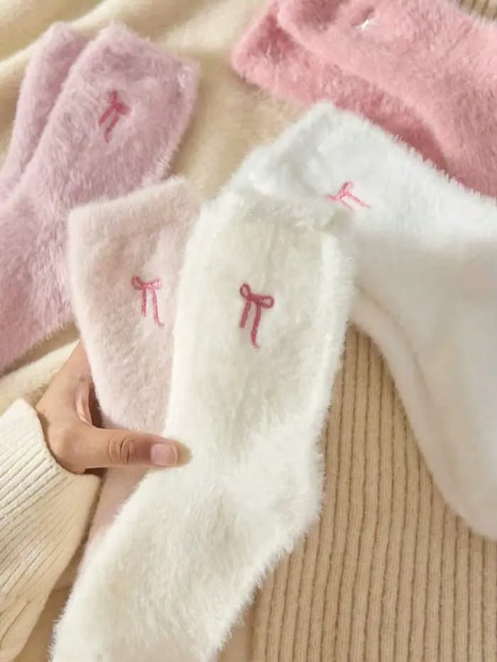 Chaussettes en peluche avec nœud papillon pour femme