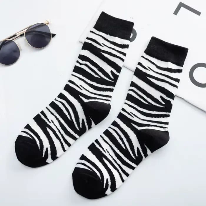 Chaussettes noires et blanches pour femmes, marque Ins Tide, chaussettes japonaises mignonnes avec Illustration de dessin animé, tête humaine, chaussettes de Skateboard