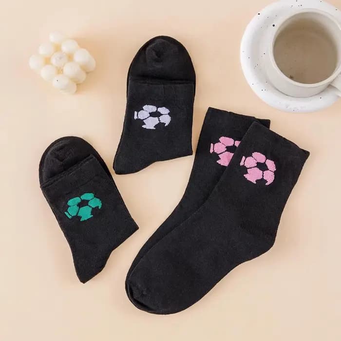3 paires de chaussettes fantaisie amusantes et colorées à imprimé football pour femmes, chaussettes mi-mollet en coton doux et confortable, noires, décontractées
