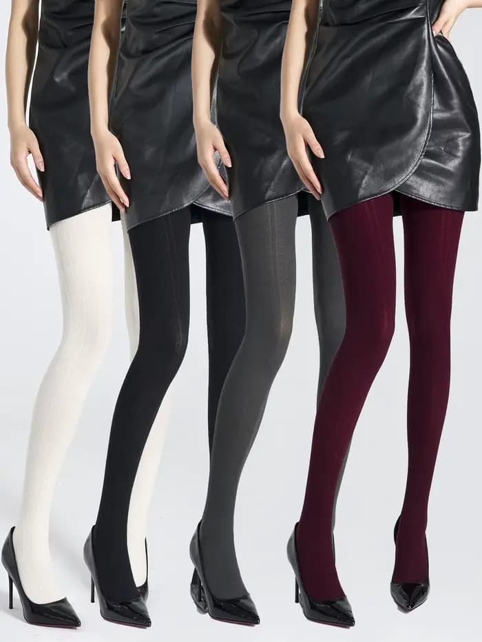 Une paire de collants en forme de coeur à rayures verticales à la mode