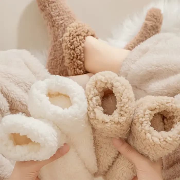 Chaussettes de sol confortables doublées de polaire pour femmes, semelles antidérapantes, intérieur en peluche pour le confort et la chaleur, chaussettes de sol d'hiver sûres