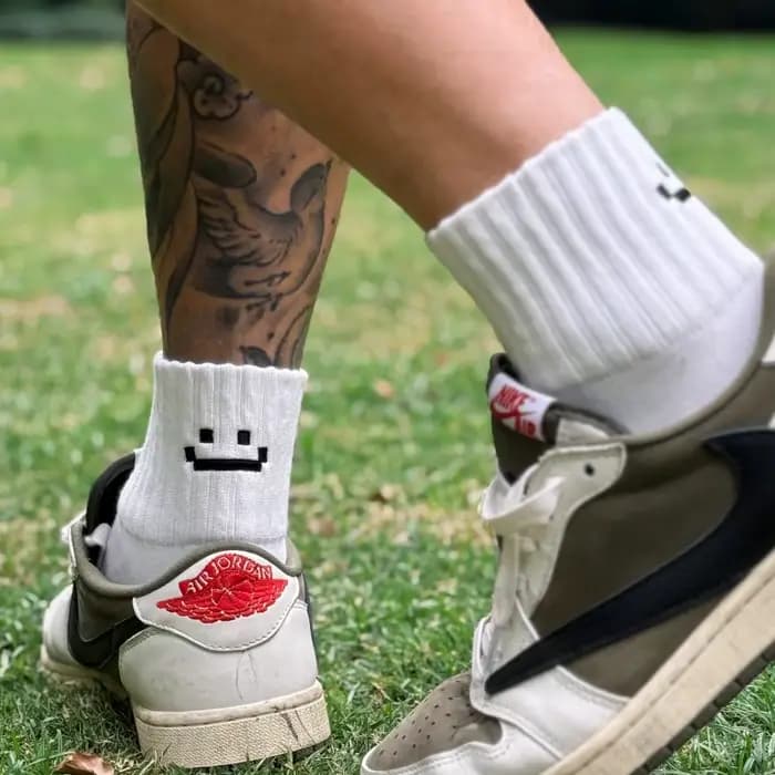 Chaussettes hommes et femmes souriant dessin animé