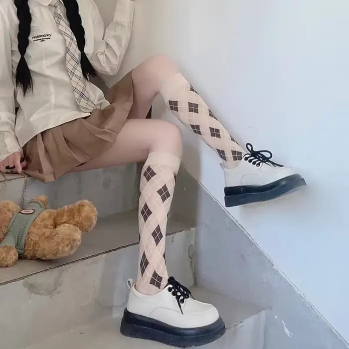 Chaussettes longues noires à carreaux pour femmes