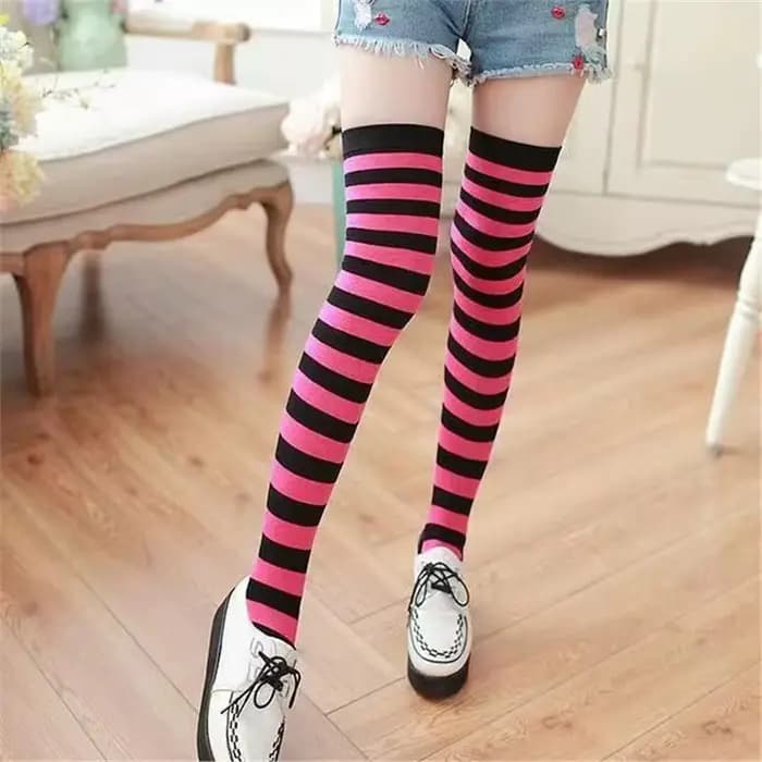 Chaussettes pour femmes rayures colorées personnalisées à la mode Cool Long Tube