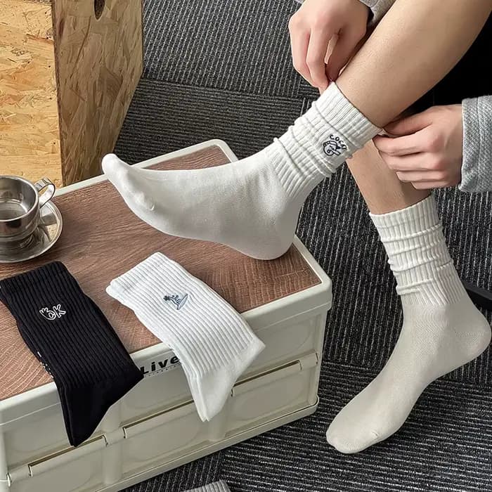Chaussettes pour hommes nouvelle broderie mode couleur unie Simple basique longues