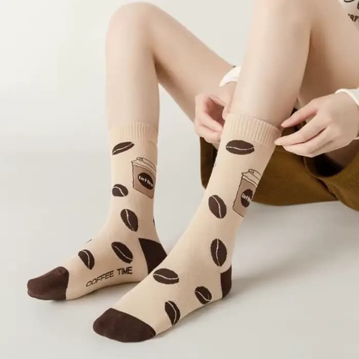 Bonne qualité Best-seller nouveauté chaussettes femmes printemps automne mode classique dessin animé lettre café créatif bas décontractés