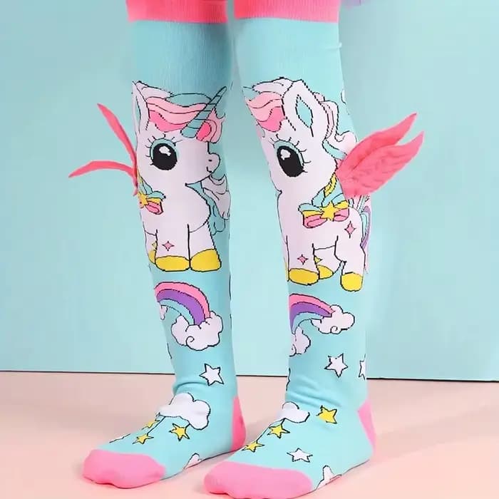 Une paire de chaussettes licorne avec ailes roses pour les dessins animés pour enfants