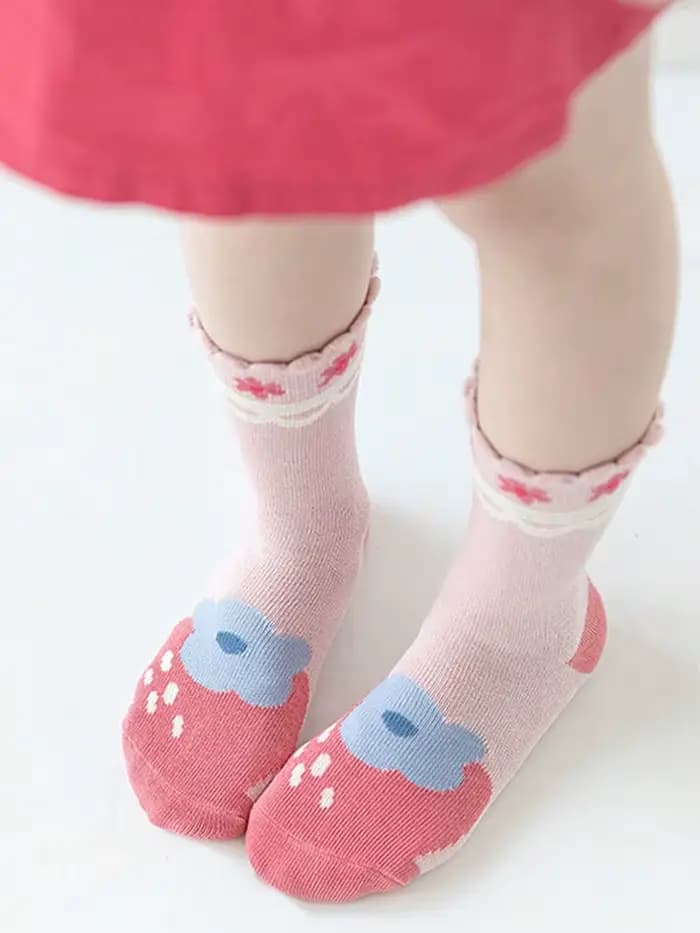 5 paires de chaussettes pour filles qui peuvent être portées au printemps et en été, chaussettes pour bébé d'automne et d'hiver aux fraises, chaussettes mi-mollet douces