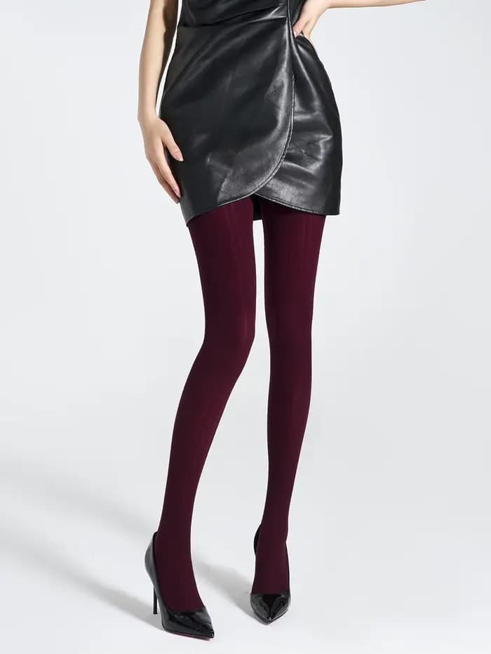 Une paire de collants en forme de coeur à rayures verticales à la mode