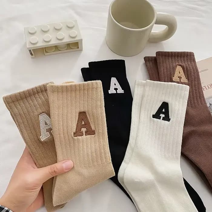 Chaussettes blanches côtelées avec lettres brodées pour femmes