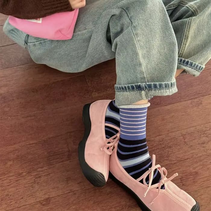 Les chaussettes pour femmes avec des rayures de printemps et d'automne sont polyvalentes