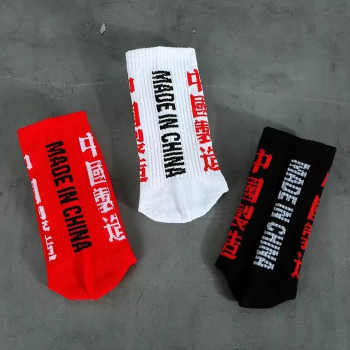 Impression lettre noir blanc rouge hommes affaires coton chaussettes mâle drôle mode Harajuku Hip Hop rue Skate