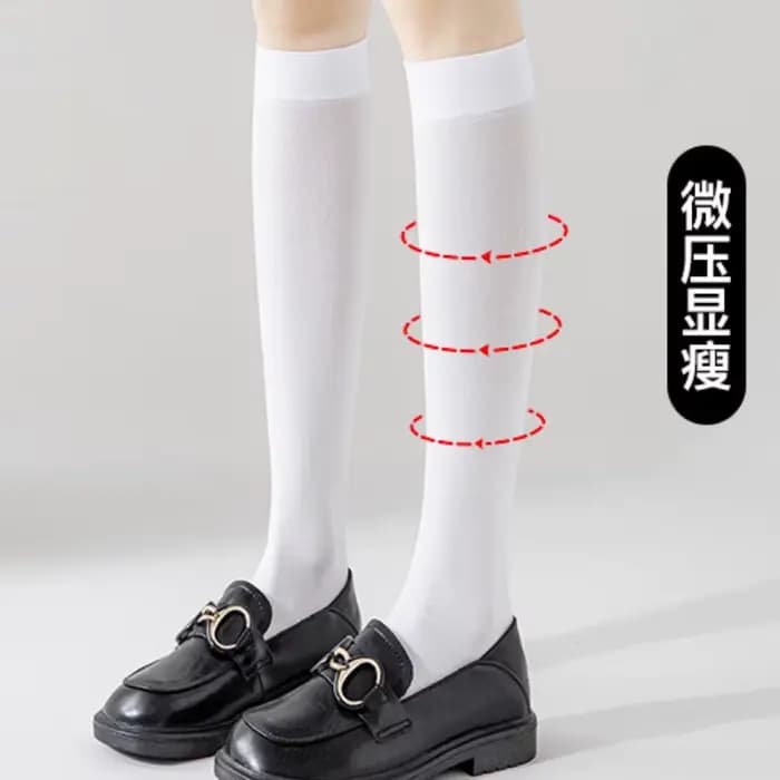 Chaussettes longues noires et blanches pour femmes