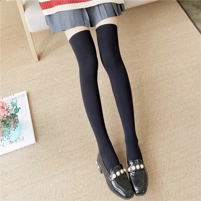 Chaussettes longues noires et blanches de couleur unie