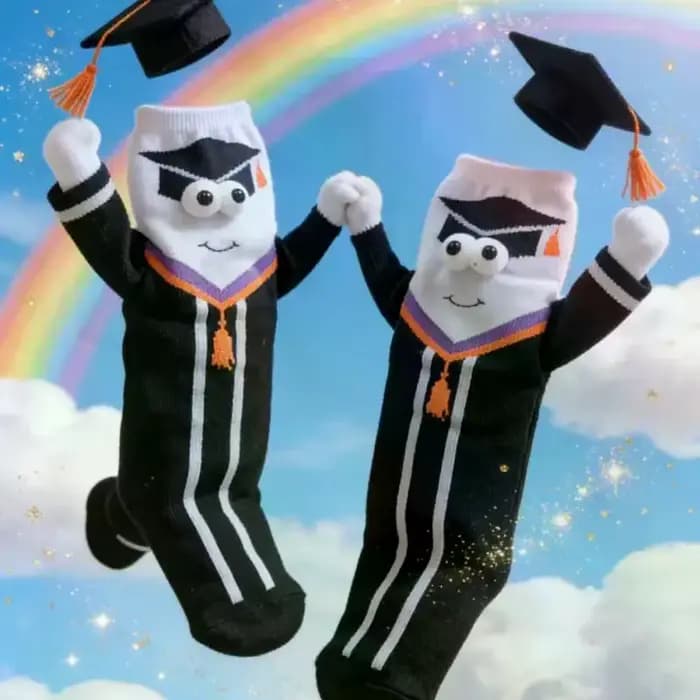 Une paire de chaussettes d'extérieur unisexes avec imprimé saison de remise des diplômes