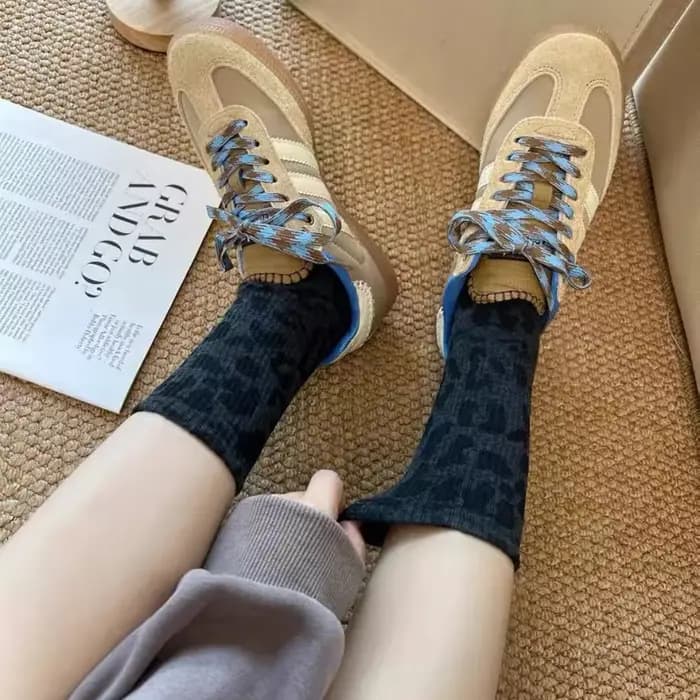 1 paire de chaussettes colorées à imprimé léopard