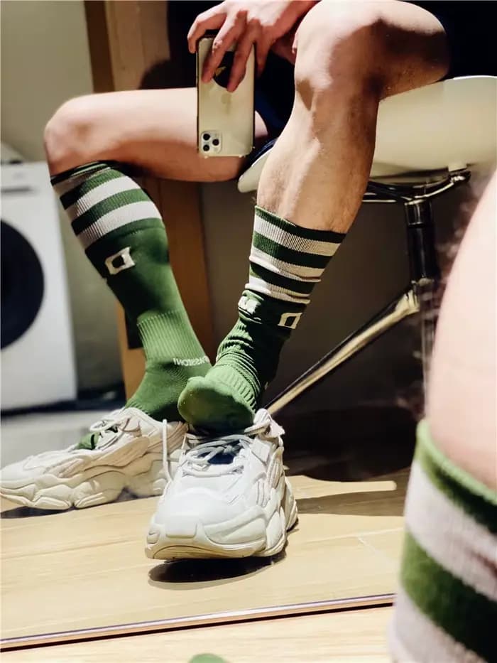 Chaussettes à tube haut à rayures à trois barres pour hommes