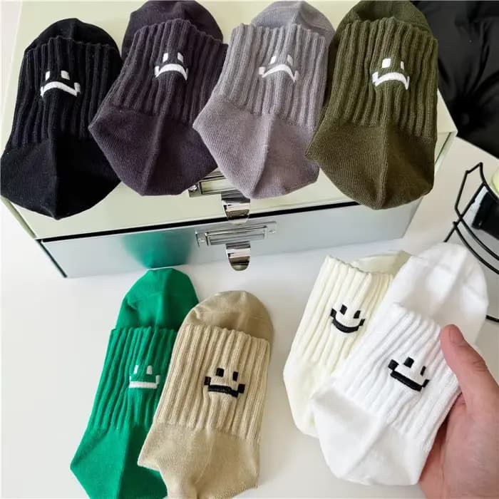 Chaussettes hommes et femmes souriant dessin animé