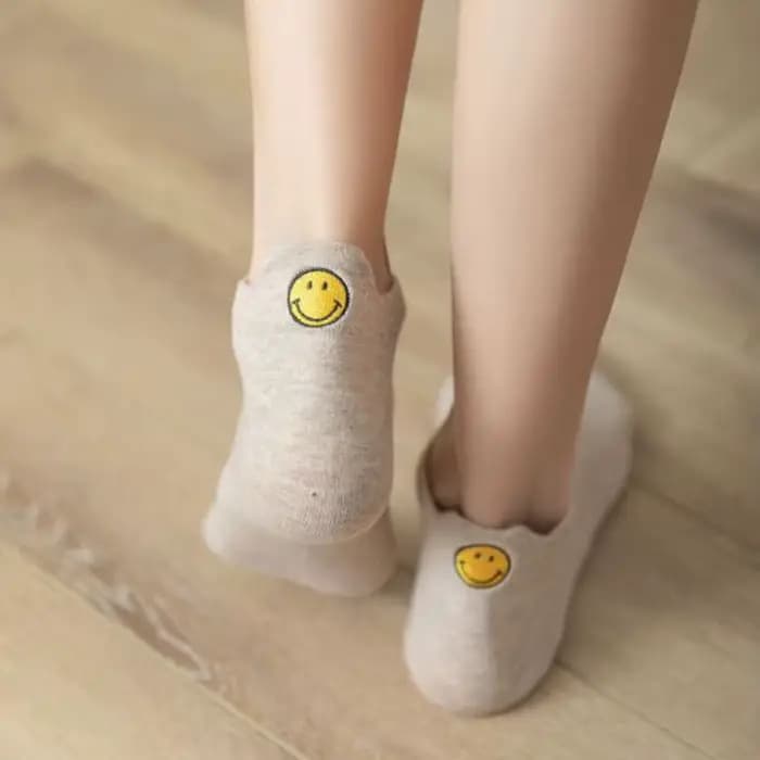 4 paires Lot coton femmes chaussettes brodé solide Kawaii couleur mignon pantoufle été cheville drôle dessin animé décontracté grand sourire ensemble heureux
